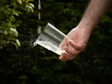 Imagen de archivo escanciando sidra Imagen de archivo escanciando sidra