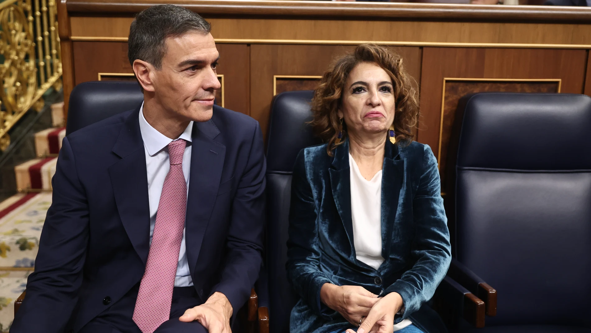 El presidente del Gobierno, Pedro Sánchez, y la vicepresidenta primera y ministra de Hacienda, María Jesús Montero, durante una sesión de control al Gobierno, en el Congreso de los Diputados, a 19 de noviembre de 2025, en Madrid (España). El Gobierno se enfrenta a una nueva sesión de control en la cámara baja marcada una vez más por los casos de corrupción que envuelven a varios excargos del PSOE. Además el Ejecutivo se enfrentará a las preguntas de la oposición sobre las medidas que va a ado...