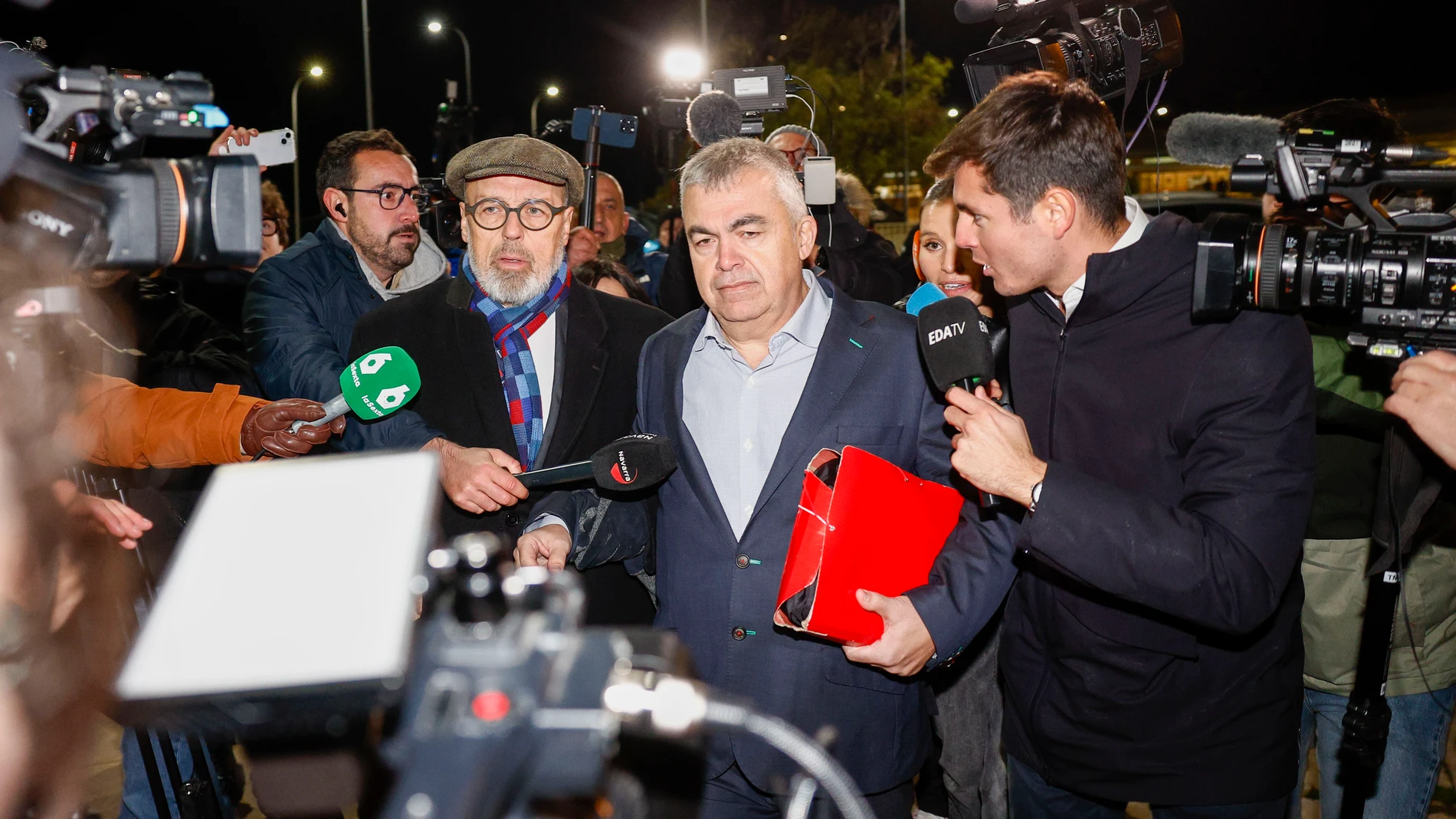 FOTODELDÍA - SOTO DEL REAL (MADRID), 19/11/2025.- El ex secretario de Organización del PSOE Santos Cerdán (c), junto a su abogado Jacobo Teijelo (c-i), ha salido pasadas las 19:15 horas de este miércoles de la cárcel de Soto del Real (Madrid), después de que el juez que lo investiga el Tribunal Supremo haya acordado su libertad tras pasar casi cinco meses en prisión preventiva. EFE/ Rodrigo Jiménez