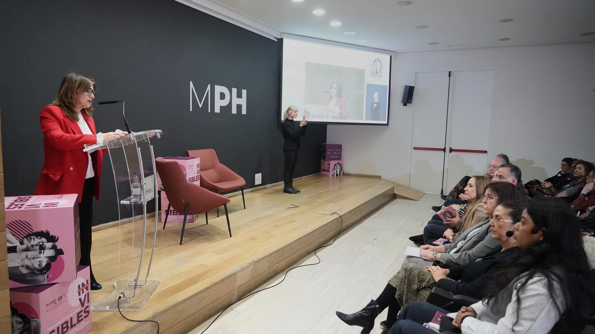 La directora de Inserta Empleo Castilla y León, Begoña Grijalvo Rebollo, presenta en Valladolid un estudio sobre violencia de género en mujeres con discapacidad