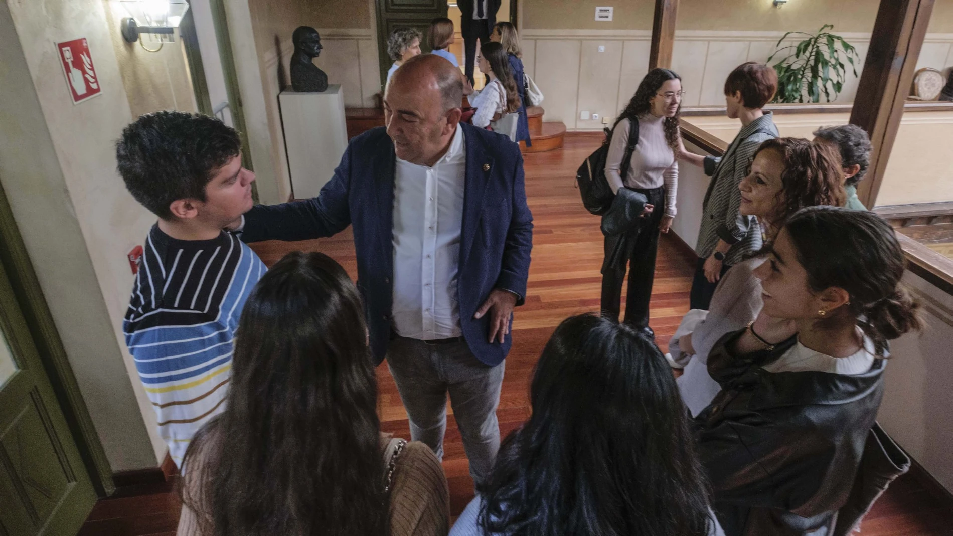 El presidente de la Diputación de Segovia, Miguel Ángel de Vicente, durante la recepción de los becarios segovianos