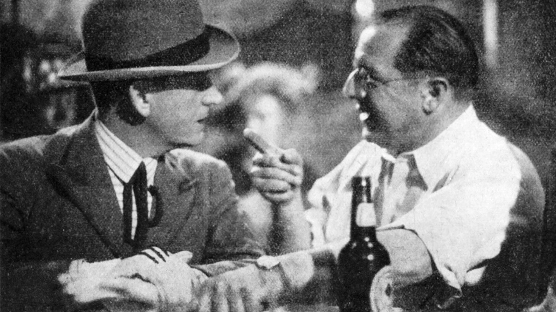 G. W. Pabst (a la derecha) dirige a Albert Préjean durante «La ópera de los tres centavos» (1931)