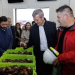 Rueda, con una volandeira en la mano. 