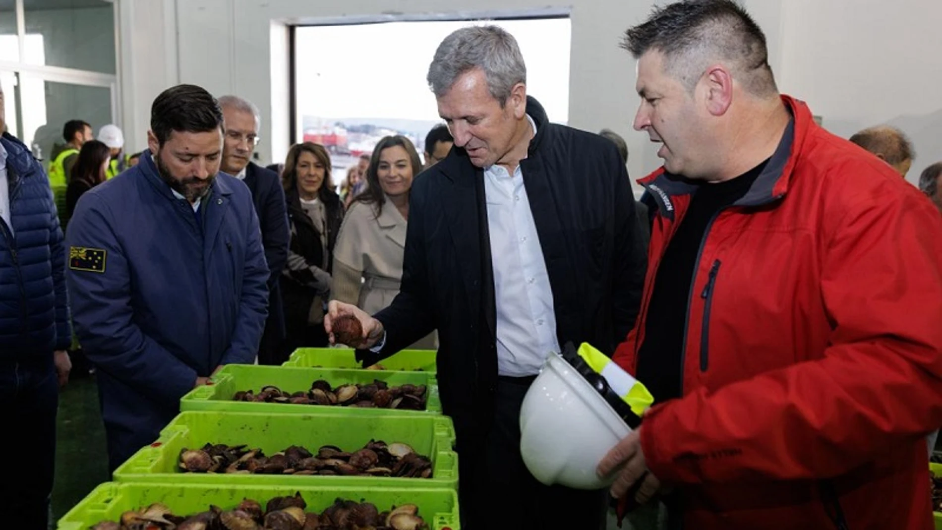 Rueda, con una volandeira en la mano.