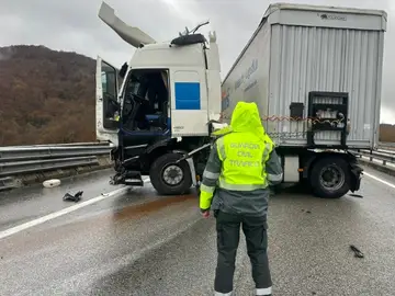 El camión siniestrado vuigilado por la Guardia Civil El camión siniestrado vuigilado por la Guardia Civil