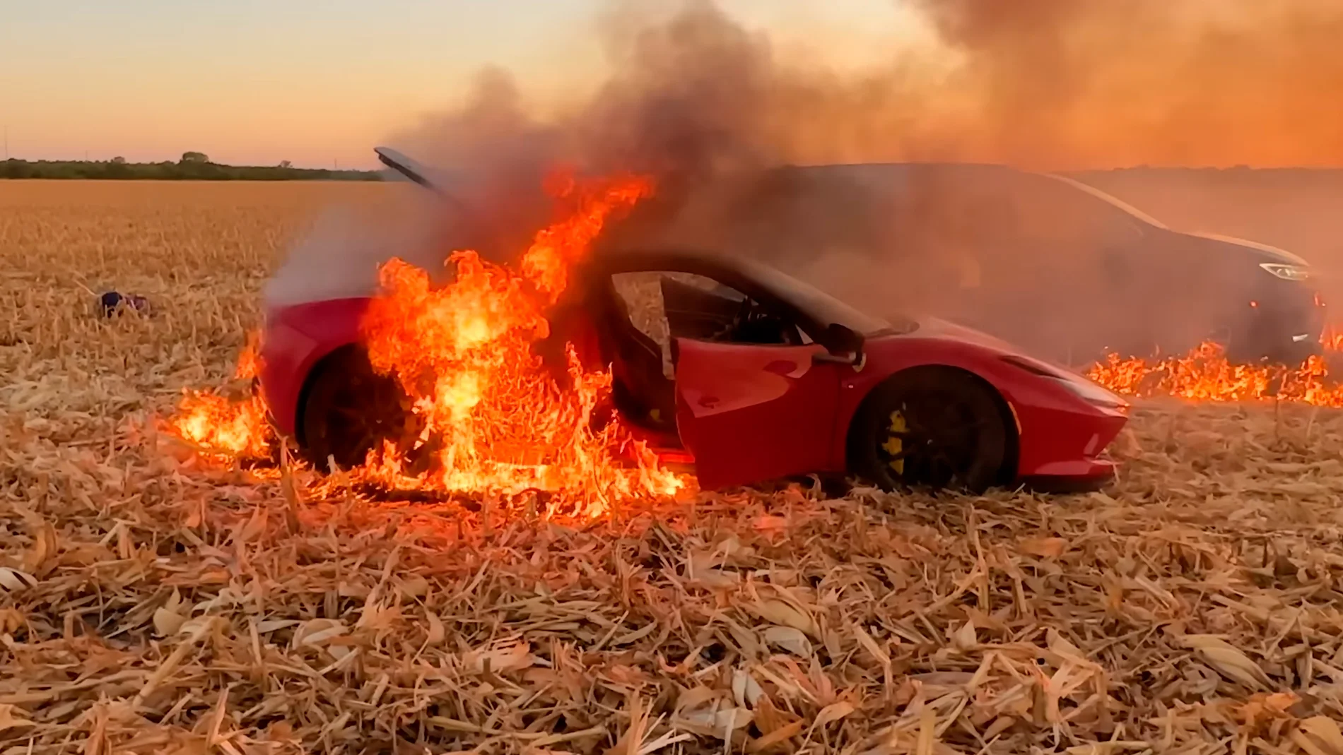 Un youtuber que compró un Ferrari solo para destruirlo ahora es acusado de evadir impuestos en la operación