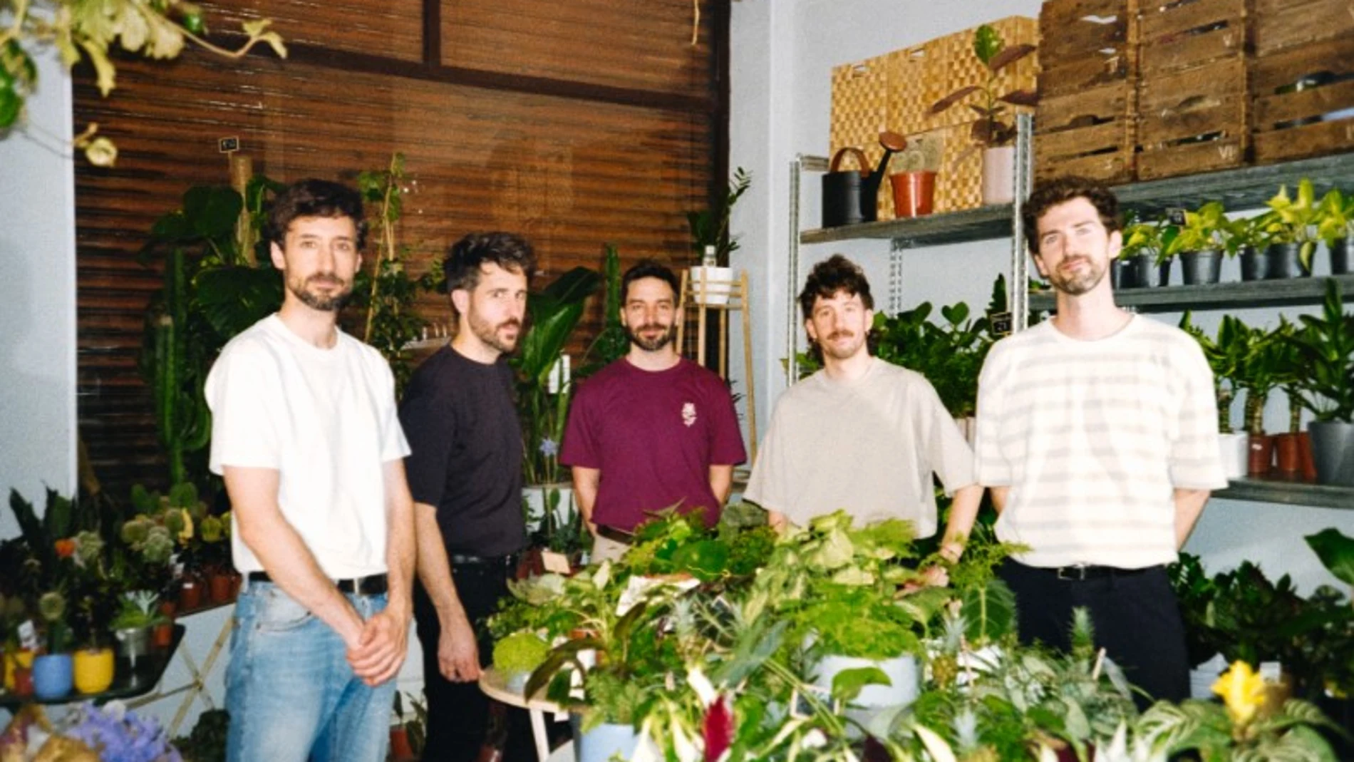 Rodrigo Domínguez (voz y composición), Bert Posada (guitarra), Adrián Díaz-Caneja (bajo), Guillermo Natividad (batería) y Miguel Rodríguez (teclados y coros)