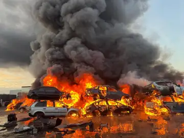 Un incendio activo en un desguace de San Martín de la Vega (Madrid) calcina vehículos y amenaza más naves Un incendio activo en un desguace de San Martín de la Vega (Madrid) calcina vehículos y amenaza más naves