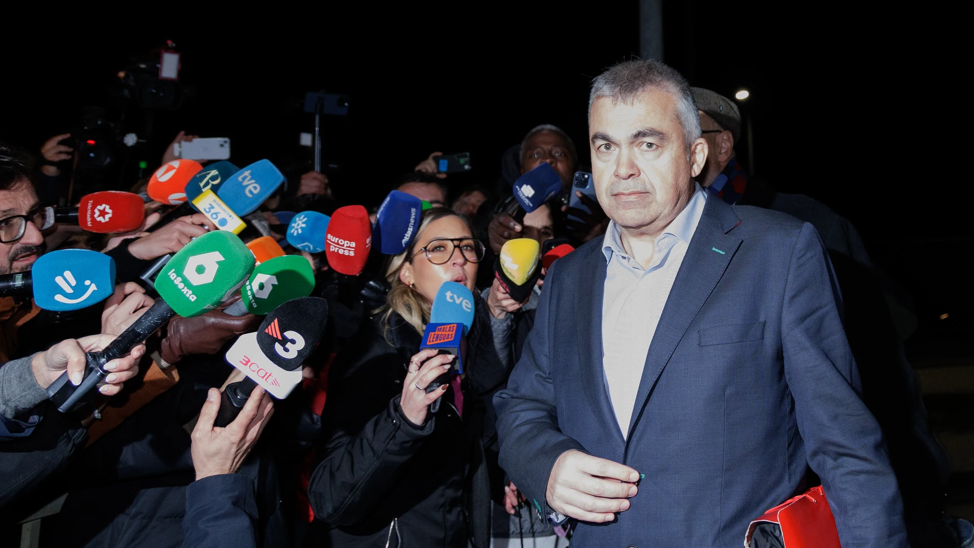 El exsecretario de organización del PSOE Santos Cerdán a su salida de la prisión de Soto del Real, a 19 de noviembre de 2025, en Soto del Real, Madrid (España). El instructor del ‘caso Koldo’ en el Tribunal Supremo (TS), Leopoldo Puente, ha puesto en libertad a Cerdán tras 4 meses y 20 días en prisión provisional por su presunto “papel principal” en la trama de adjudicación de obra pública a cambio de comisiones que se investiga en el caso, pero le han impuesto medidas cautelares –prohibición...