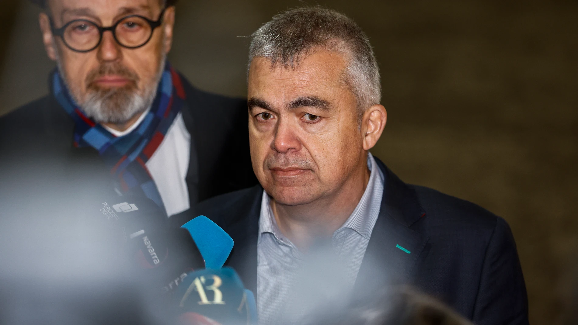 SOTO DEL REAL (MADRID), 19/11/2025.- El ex secretario de Organización del PSOE Santos Cerdán (d), junto a su abogado Jacobo Teijelo (i), ha salido pasadas las 19:15 horas de este miércoles de la cárcel de Soto del Real (Madrid), después de que el juez que lo investiga el Tribunal Supremo haya acordado su libertad tras pasar casi cinco meses en prisión preventiva. EFE/ Rodrigo Jiménez