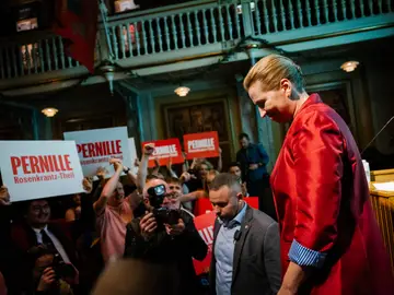 Denmark holds municipal and regional elections COPENHAGEN (Denmark), 18/11/2025.- Denmark Prime Minister Mette Frederiksen (R) attends a Social Democrats' election party at the Workers' Museum in Copenhagen, Denmark, 18 November 2025. Denmark is holding Municipal and regional elections on 18 November. (Elecciones, Dinamarca, Copenhague) EFE/EPA/EMIL NICOLAI HELMS DENMARK OUT