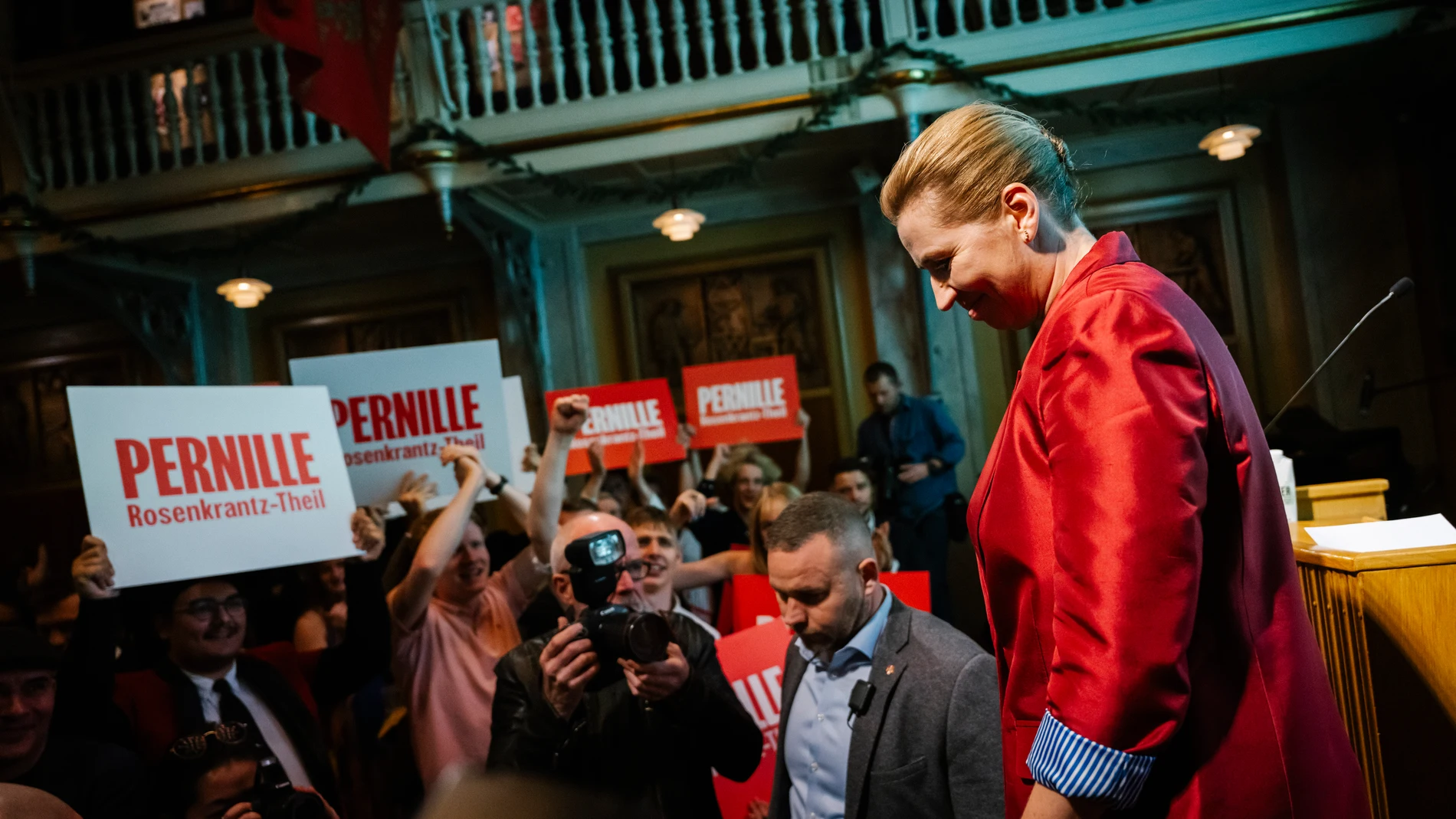 COPENHAGEN (Denmark), 18/11/2025.- Denmark Prime Minister Mette Frederiksen (R) attends a Social Democrats' election party at the Workers' Museum in Copenhagen, Denmark, 18 November 2025. Denmark is holding Municipal and regional elections on 18 November. (Elecciones, Dinamarca, Copenhague) EFE/EPA/EMIL NICOLAI HELMS DENMARK OUT