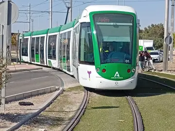Tranvía de Jaén circulando en pruebas. Imagen de archivo. Tranvía de Jaén circulando en pruebas. Imagen de archivo.