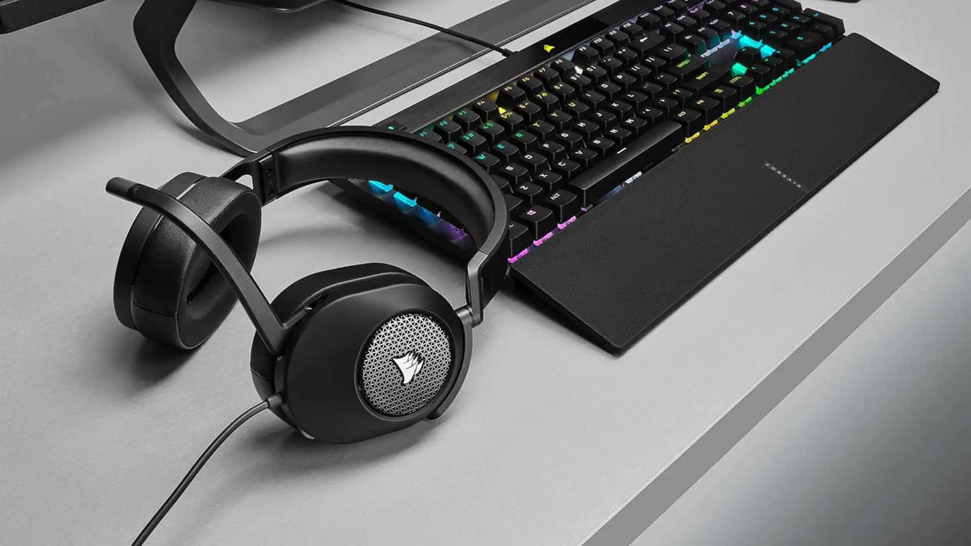 Los CORSAIR HS65 SURROUND pesan 282 gramos