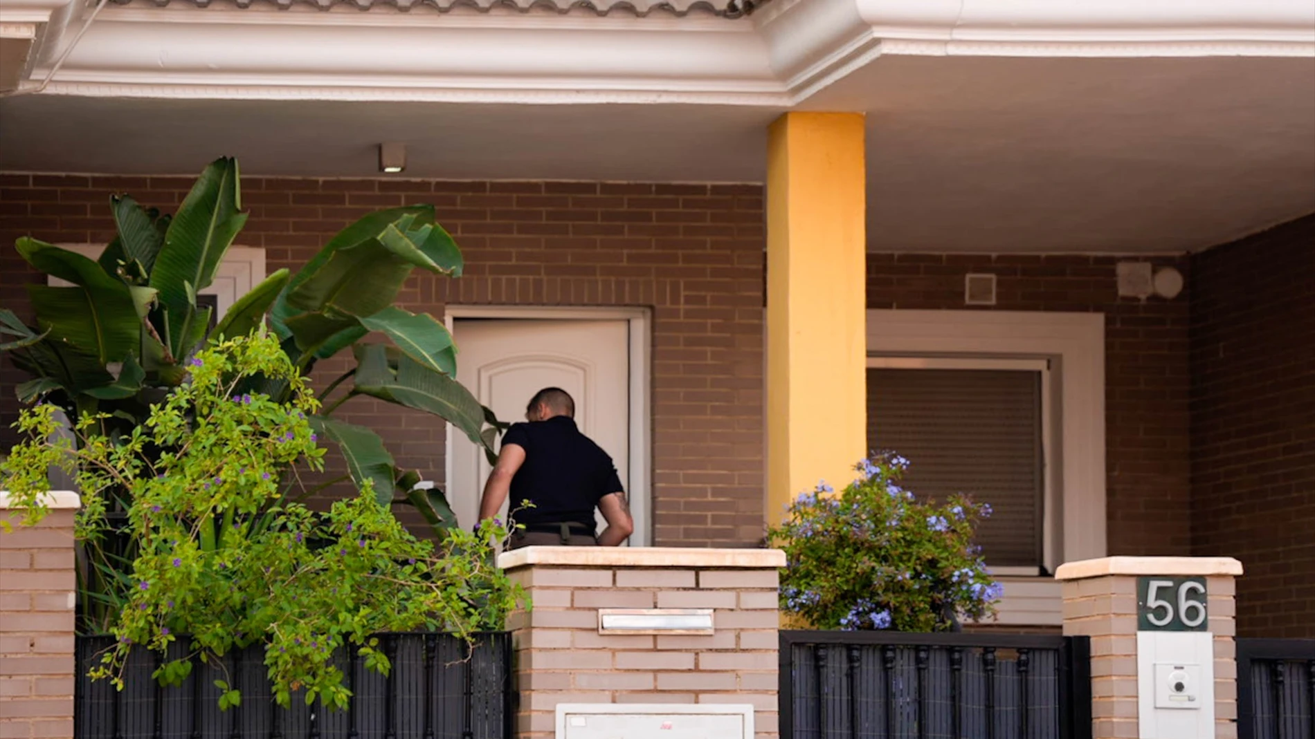 Un agente de la UCO en uno de los registros