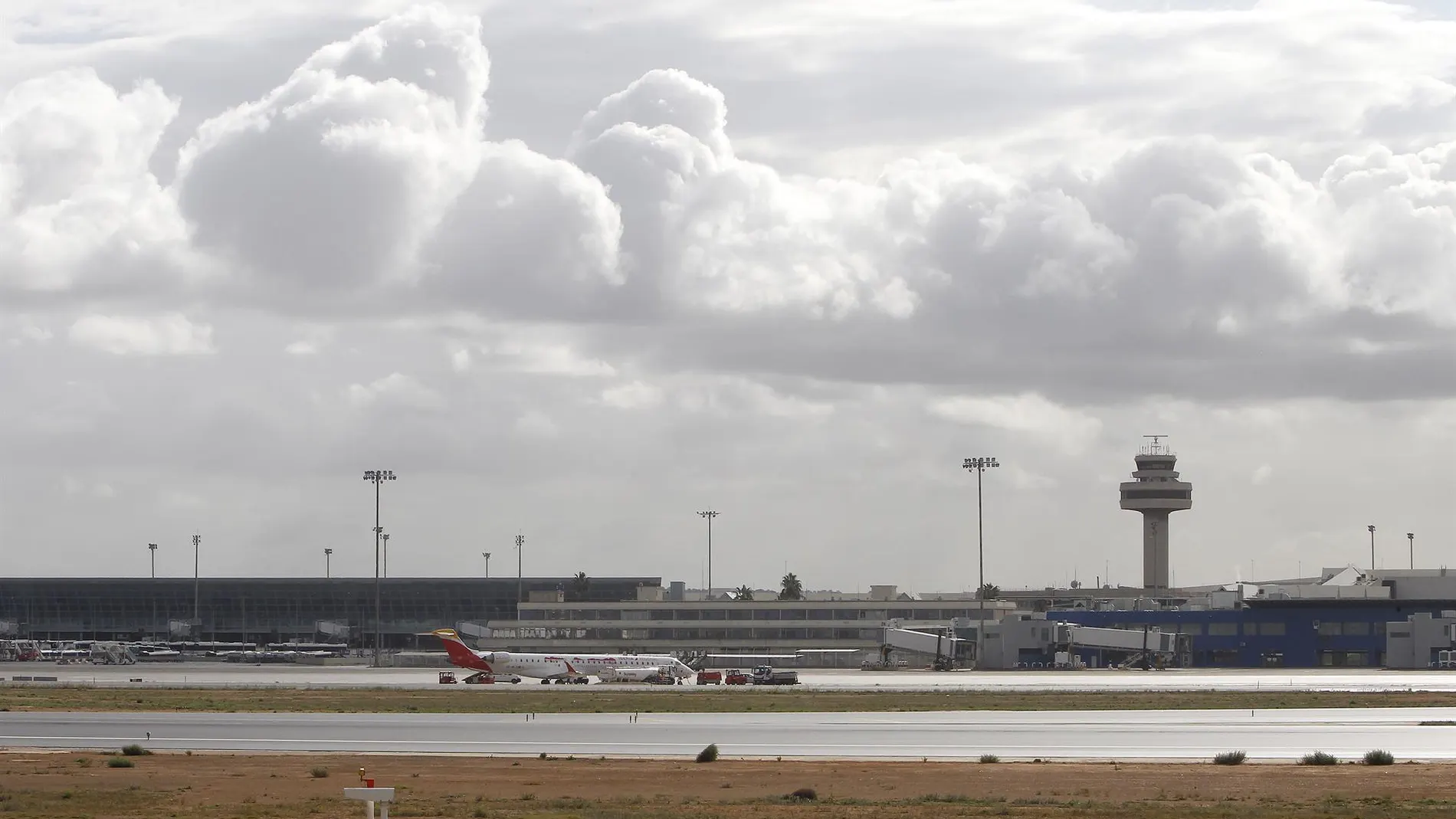 AMP.- La trama de Cerdán habría maniobrado para beneficiarse de la remodelación del aeropuerto de Palma, según la UCO