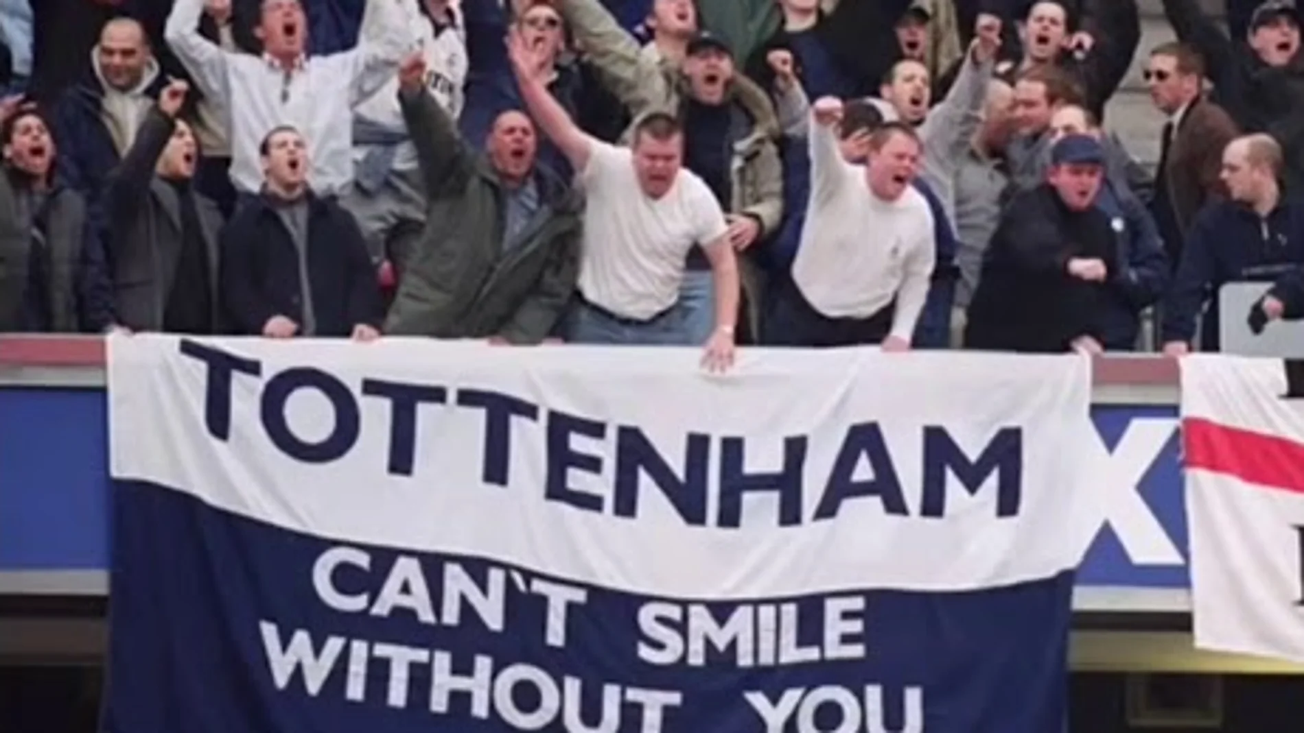 Pancarta en las gradas del Tottenham Hotspur Stadium