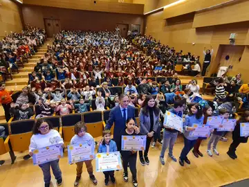 El alcalde de Salamanca, Carlos García Carbayo, con los menores que han sido reconocidos en el Día de la Infancia El alcalde de Salamanca, Carlos García Carbayo, con los menores que han sido reconocidos en el Día de la Infancia