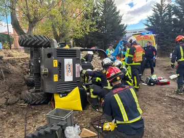 Sucesos.- Un trabajador sufre múltiples fracturas en un pie tras quedar atrapado por un dumper en una obra en Leganés Un trabajador resulta herido en Leganés tras quedar su tobillo atrapado bajo un dumper de construcción REMITIDA / HANDOUT por EMERGENCIAS 112 COMUNIDAD DE MADRID Fotografía remitida a medios de comunicación exclusivamente para ilustrar la noticia a la que hace referencia la imagen, y citando la procedencia de la imagen en la firma 20/11/2025