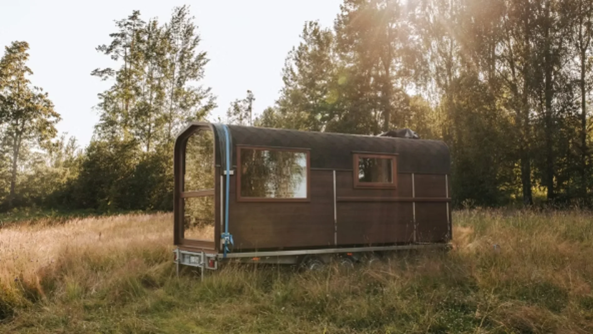 Esta encantadora casa prefabricada es perfecta para perderte por el monte: te dará todo lo que necesitas