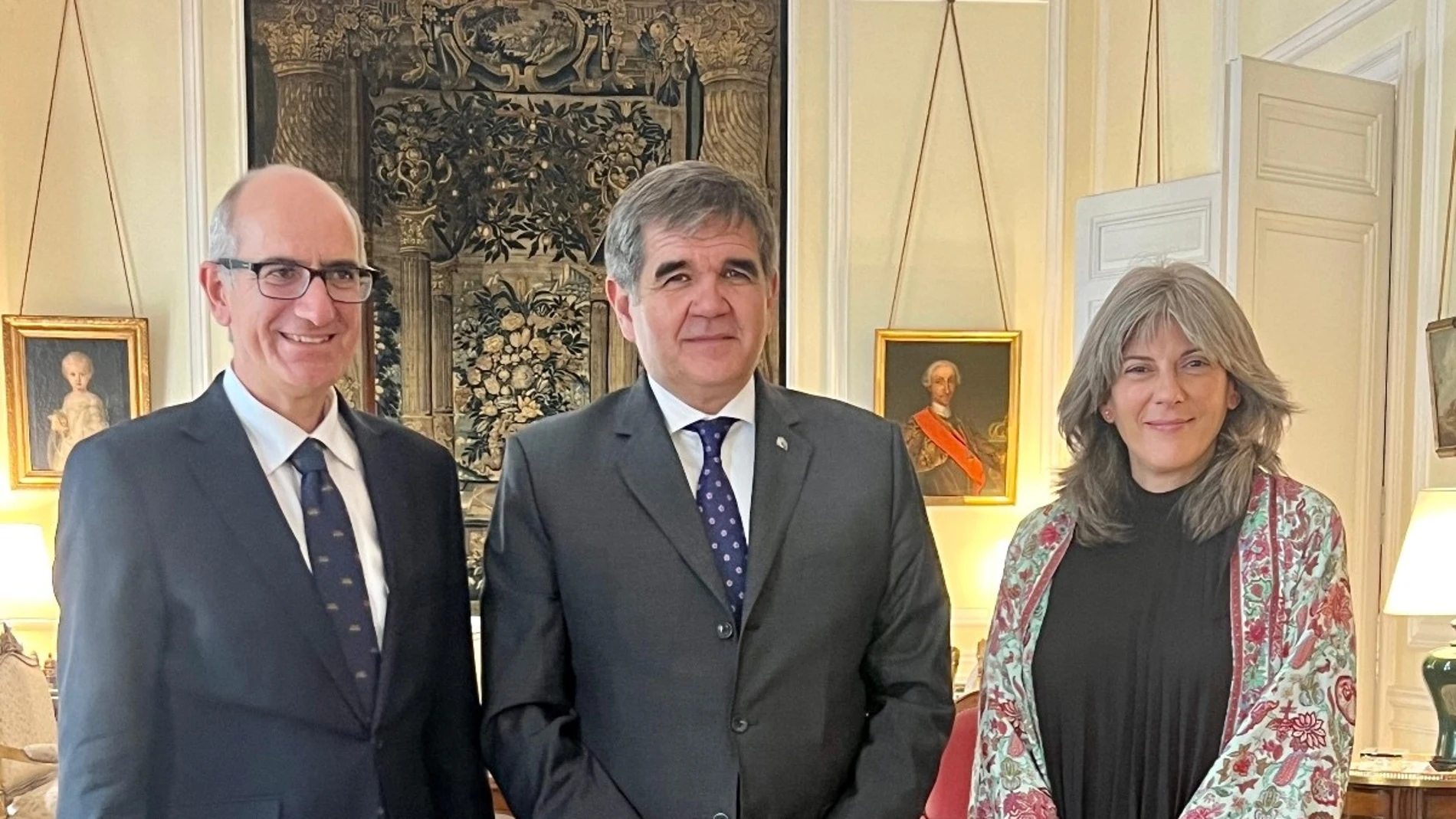 El presidente de la Diputación de Salamanca, Javier Iglesias, y la vicepresidenta Eva María Picado, en el encuentro con el Embajador de España en Argentina, Joaquín María de Arístegui Laborde