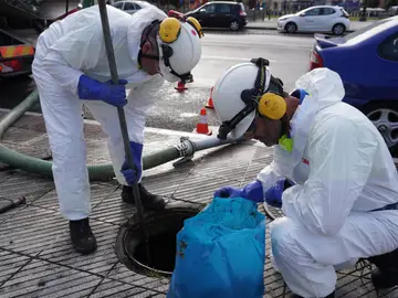 Los residuos inapropiados que se tiran al inodoro pueden causar problemas en cualquier punto de la red de saneamiento de aguas residuales Los residuos inapropiados que se tiran al inodoro pueden causar problemas en cualquier punto de la red de saneamiento de aguas residuales