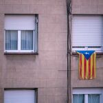 Una estelada colgada en una ventana