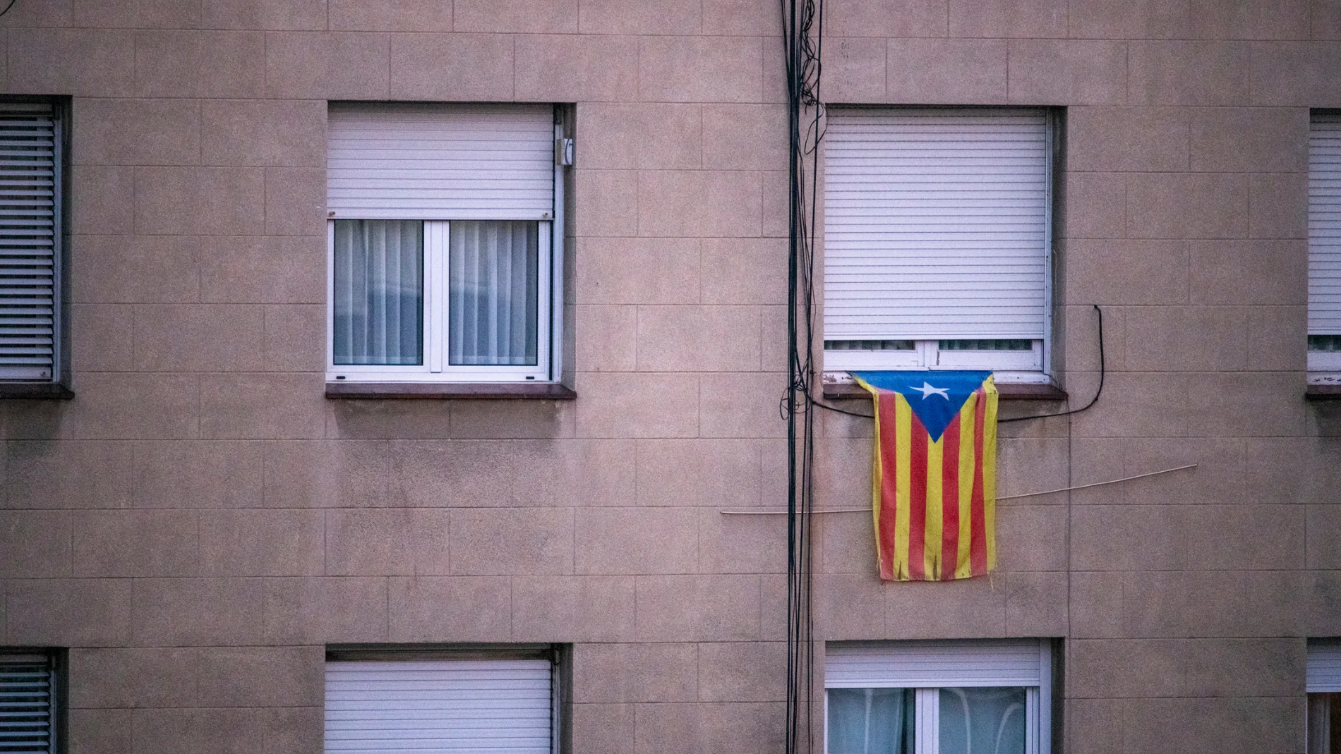 Una estelada colgada en una ventana