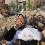 Palestinos lloran a sus familiares muertos en un ataque del ejército israelí, en el Hospital Shifa de la ciudad de Gaza