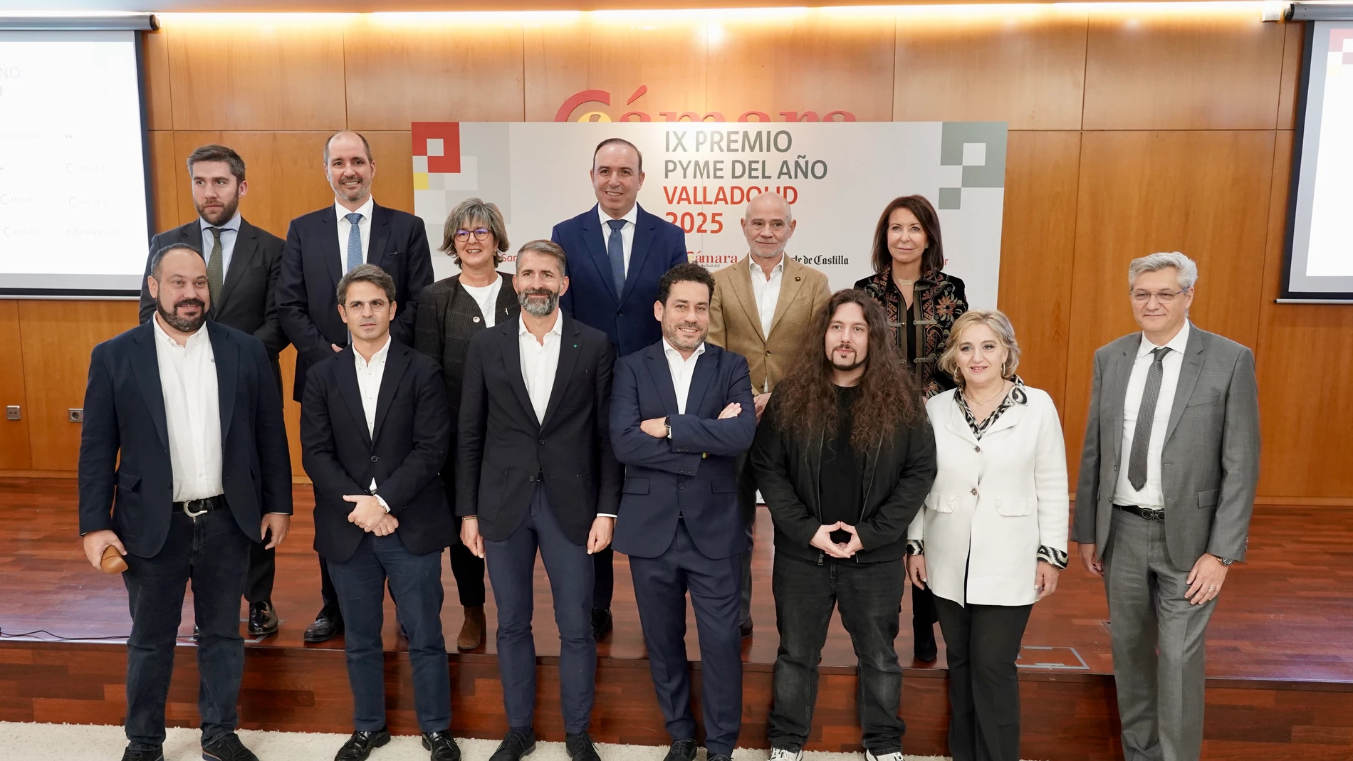 El presidente de la Cámara de Comercio de Valladolid, Víctor A. Caramanzana; la directora general de Comercio y Consumo de la Junta, María Pettit; el vicepresidente de la Diputación de Valladolid, Víctor Alonso, y el concejal de Hacienda, Personal y Modernización Administrativa del Ayuntamiento de Valladolid, Francisco Blanco, participan en el acto de entrega del Premio Pyme del Año 2025 en Valladolid, así como los accésits en las categorías de Internacionalización, Digitalización e Innovación, Formación y Empleo y Pyme sostenible