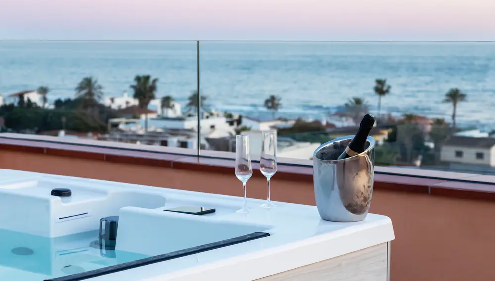 Suite con jacuzzi frente al Mediterráneo