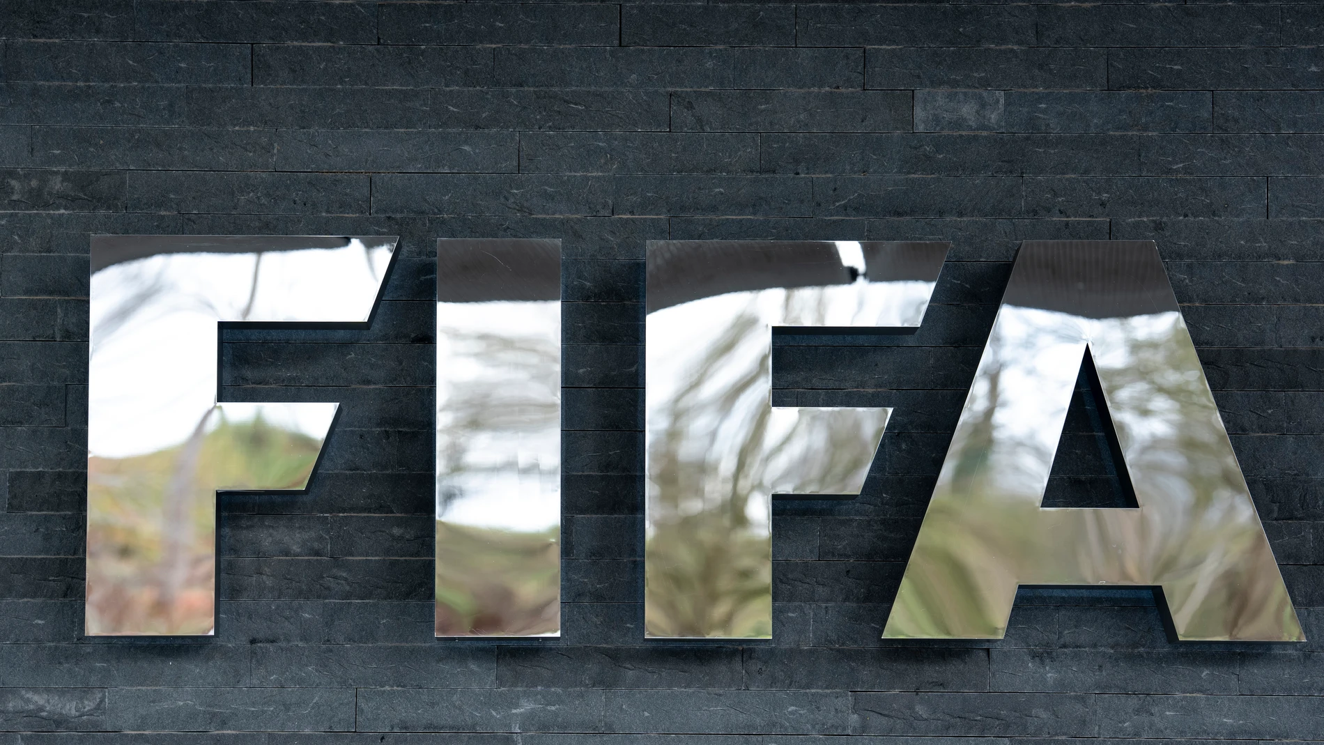 ZUERICH (Switzerland), 20/11/2025.- A FIFA logo is seen on the FIFA headquarters ahead the FIFA World Cup 2026 Playoff Draw in the Home of FIFA in Zurich, Switzerland, 20 November 2025. (Mundial de Fútbol, Suiza) EFE/EPA/CLAUDIO THOMA