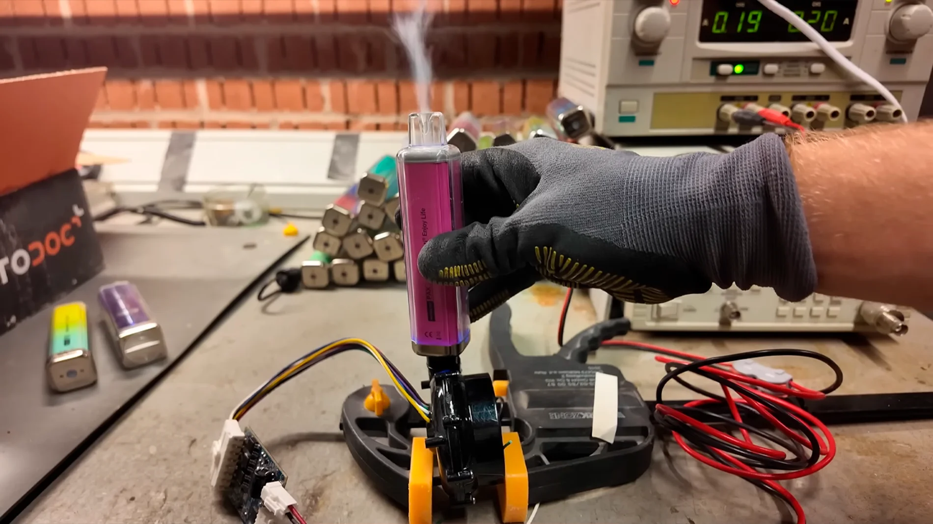 Un youtuber británico consigue alimentar la energía de su casa con 500 vapeadores