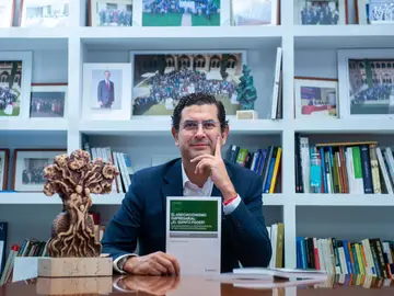 El director de EFCL, Eduardo Estévez, con su segundo libro El director de EFCL, Eduardo Estévez, con su segundo libro
