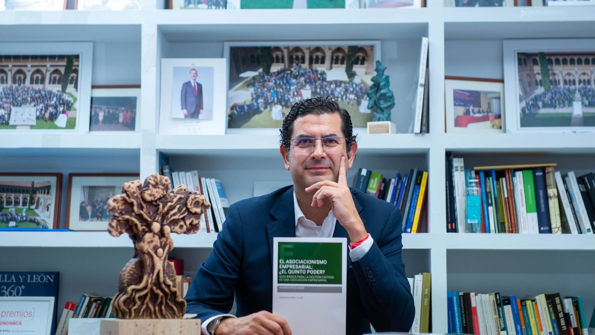 El director de EFCL, Eduardo Estévez, con su segundo libro