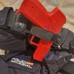 Velcro con el que los policías alumnos se ven obligados a sujetar la pistola