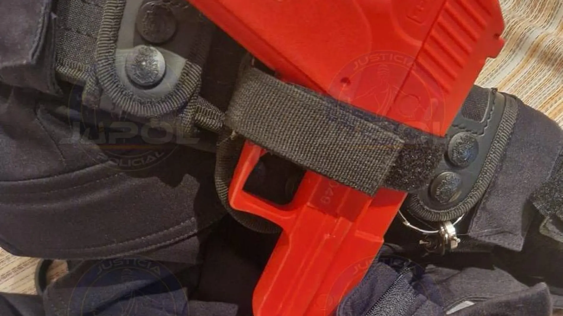 Velcro con el que los policías alumnos se ven obligados a sujetar la pistola