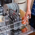 &iquest;Hay que abrir el lavavajillas inmediatamente o dejar que se enfr&iacute;e? Mucha gente comete este error