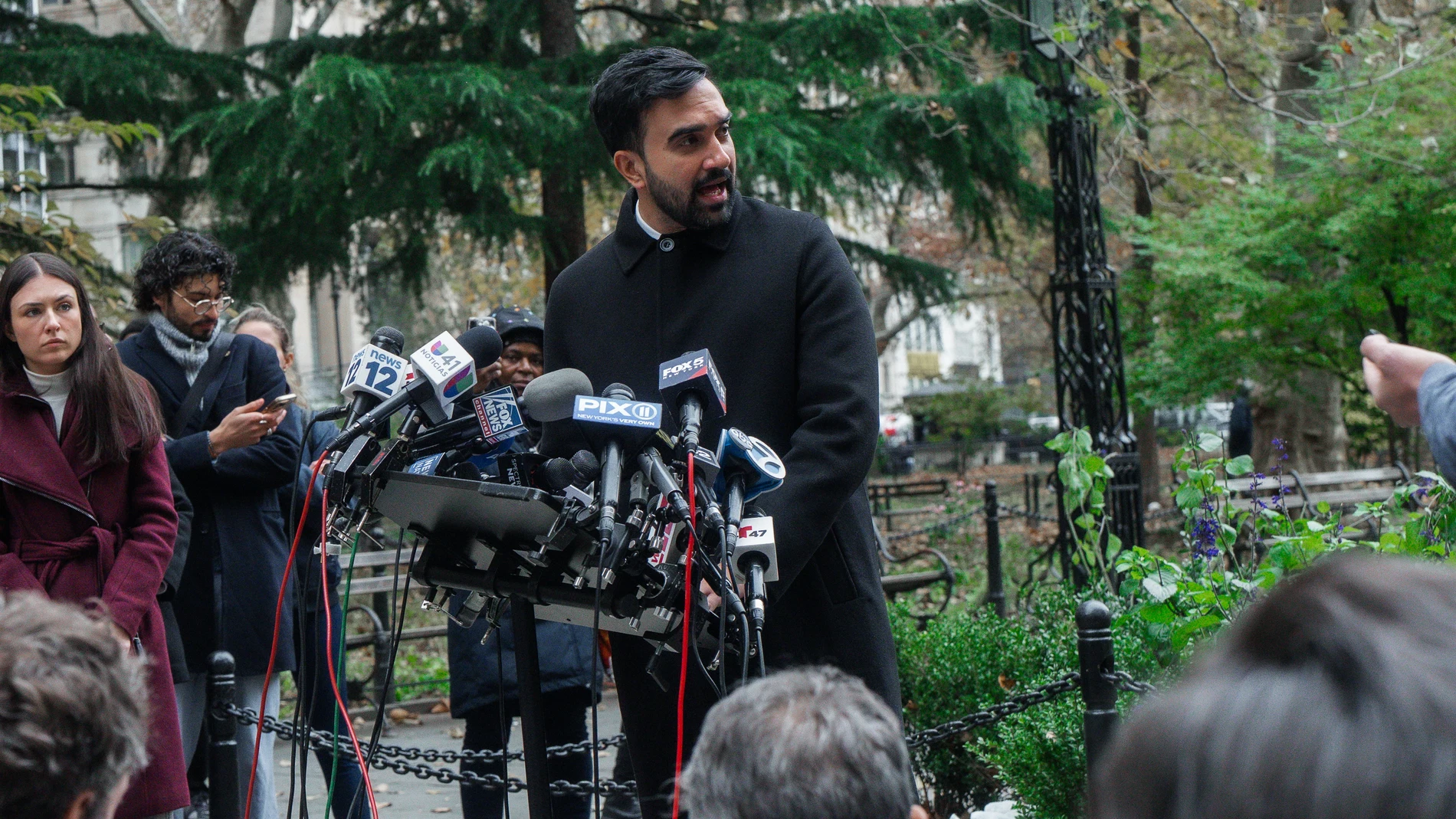 NEW YORK (United States), 20/11/2025.- New York City Mayor-elect Zohran Mamdani (C) answers questions during his press conference outside City Hall in the Manhattan borough of New York, New York, USA, 20 November 2025. Mamdani plans to meet US President Donald Trump at the White House after months of tensions following New York City's mayoral election. (Nueva York) EFE/EPA/OLGA FEDOROVA