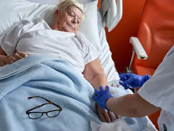 La enfermera oncológica es una figura de referencia y apoyo esencial para el paciente La enfermera oncológica es una figura de referencia y apoyo esencial para el paciente