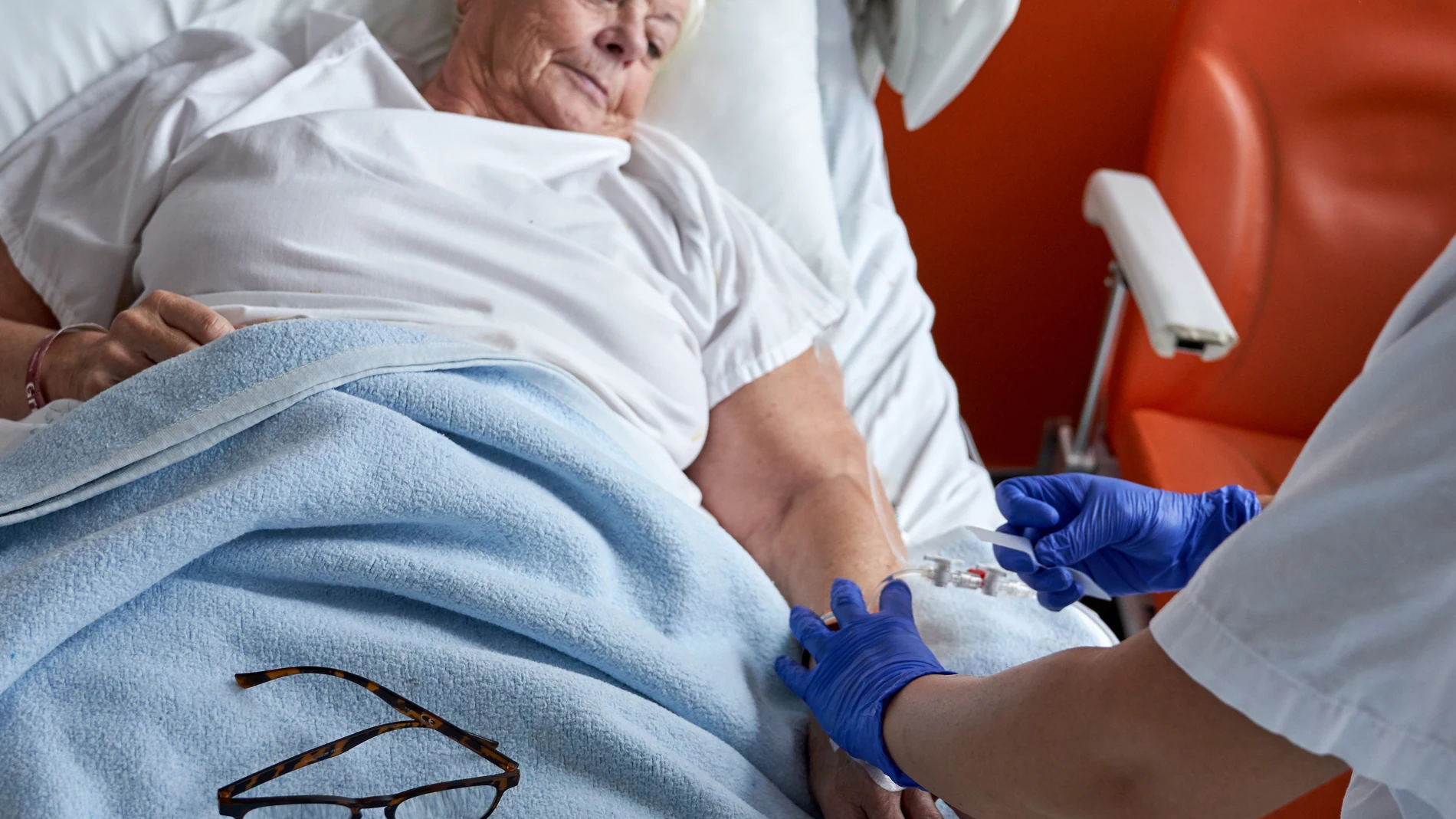 La enfermera oncológica es una figura de referencia y apoyo esencial para el paciente