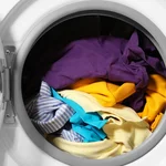 El tiempo máximo que puedes dejar la ropa dentro de la lavadora: la gente comete el mismo error