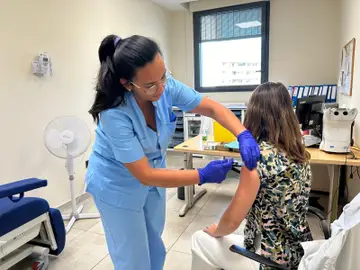 La gripe aumenta su incidencia en Euskadi y ha causado cinco veces más ingresos hospitalarios que el año pasado Una enfermera vacunando a una paciente. REMITIDA / HANDOUT por Irekia Fotografía remitida a medios de comunicación exclusivamente para ilustrar la noticia a la que hace referencia la imagen, y citando la procedencia de la imagen en la firma 20/11/2025