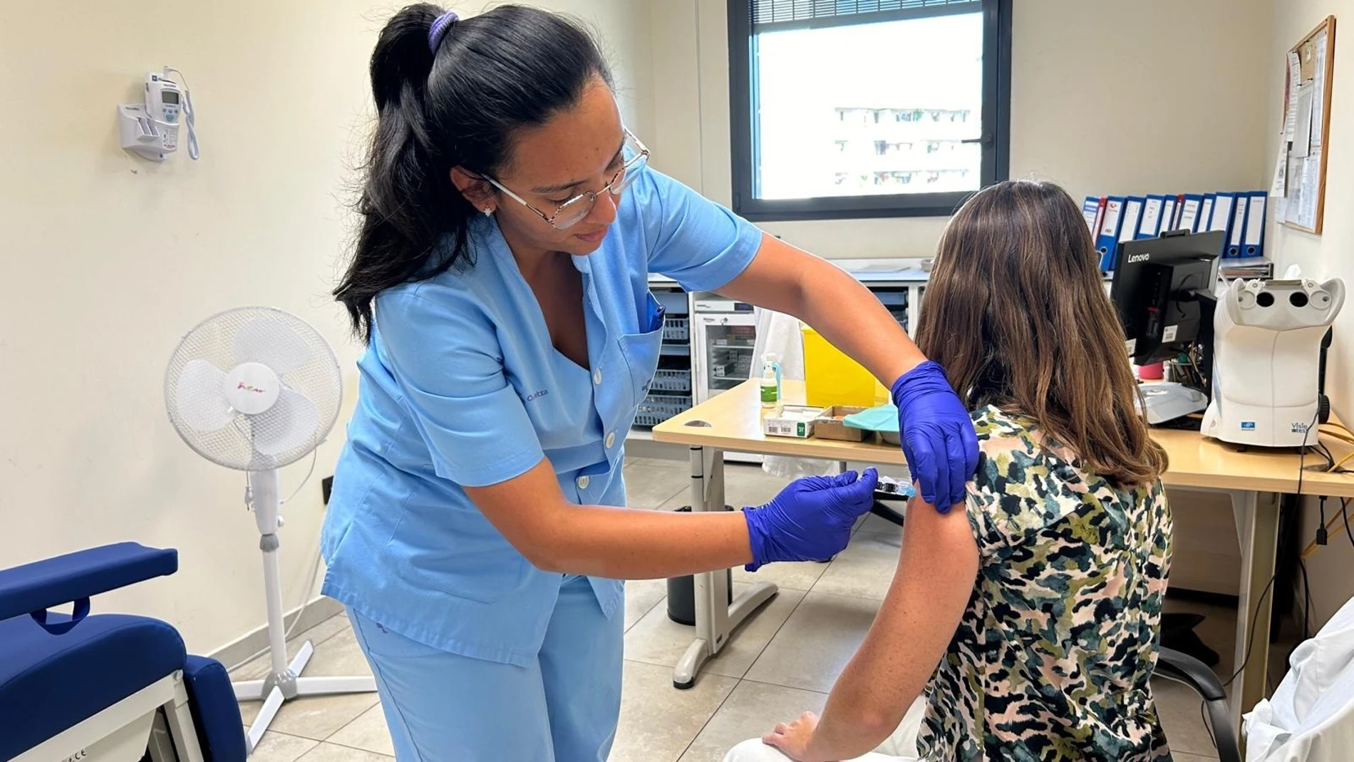 Una enfermera vacunando a una paciente. REMITIDA / HANDOUT por Irekia Fotografía remitida a medios de comunicación exclusivamente para ilustrar la noticia a la que hace referencia la imagen, y citando la procedencia de la imagen en la firma 20/11/2025