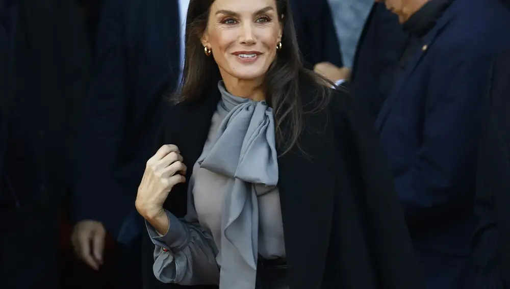 La Reina Letizia se supera a sí misma con falda de cuero negra, y blusa con maxi lazada y transparencias