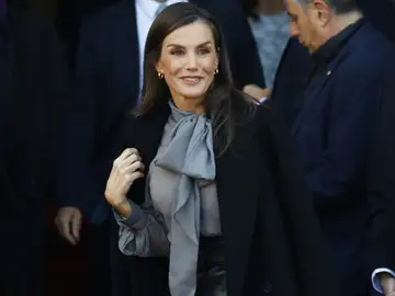 La Reina Letizia se supera a sí misma con falda de cuero negra, y blusa con maxi lazada y transparencias La Reina Letizia se supera a sí misma con falda de cuero negra, y blusa con maxi lazada y transparencias