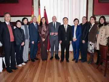 Foto de familia de Carnero y Arana con la delegación china Foto de familia de Carnero y Arana con la delegación china