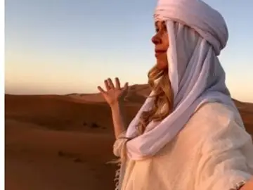 Turista ataviada con el traje típico de la zona de Merzouaga Turista ataviada con el traje típico de la zona de Merzouaga