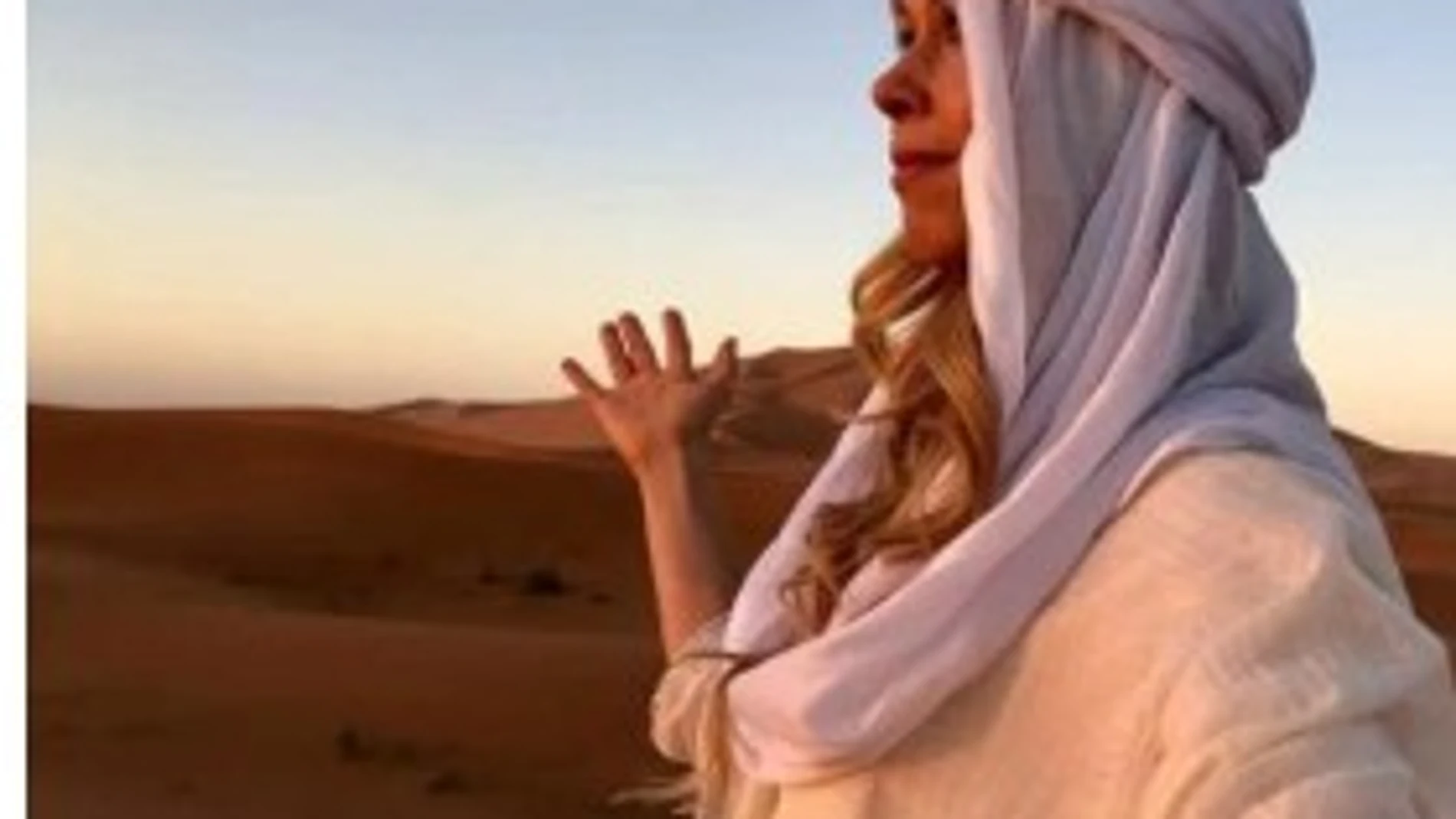 Turista ataviada con el traje típico de la zona de Merzouaga