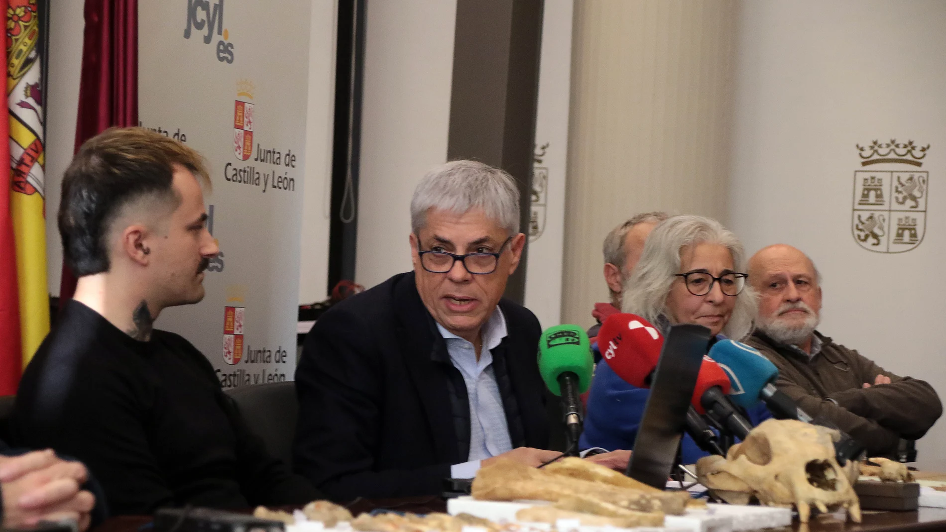 El delegado territorial de la Junta, Eduardo Diego. el coordinador del proyecto y paleobiólogo Darío Fidalgo, la profesora de Paleontología de la Universidad de León, Esperanza Fernández, y el profesor de Prehistoria de la ULE, Carlos Fernández presentan los resultados provisionales de la primera campaña de recuperación de restos de fauna del Cuaternario en cuevas de la provincia de León